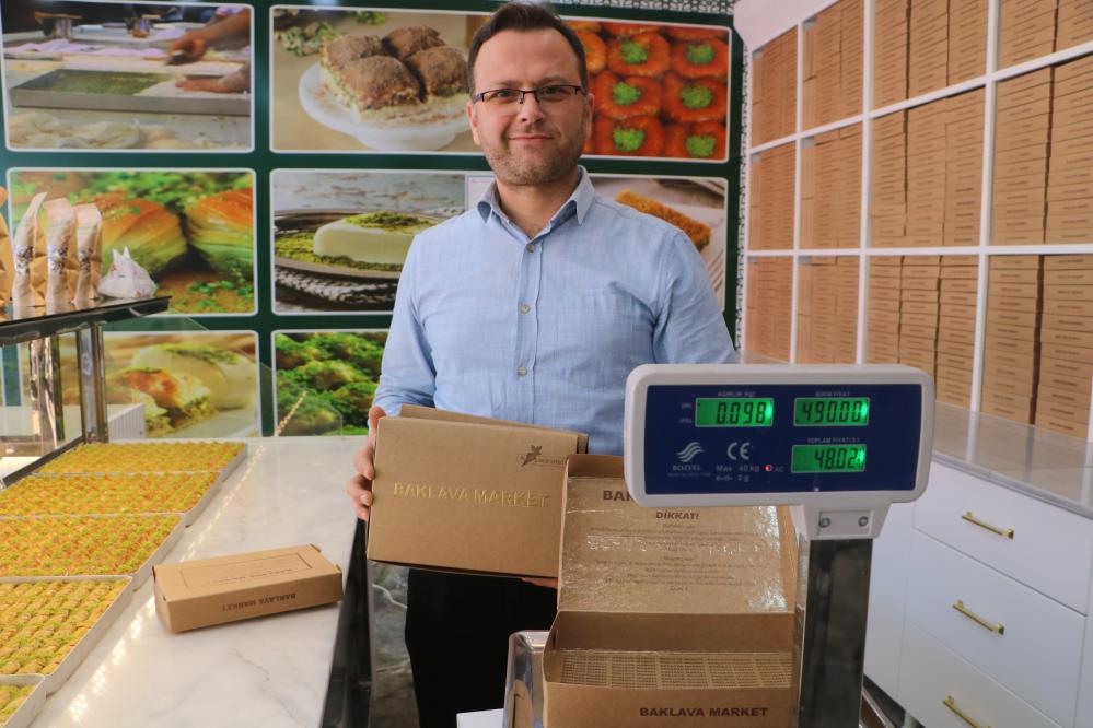 Baklava satışı yapan firma kutu darası tartışmasına 21 şubesine astığı pankartla son verdi