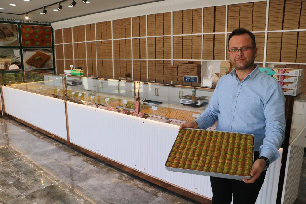 Baklava satışı yapan firma kutu darası tartışmasına 21 şubesine astığı pankartla son verdi
