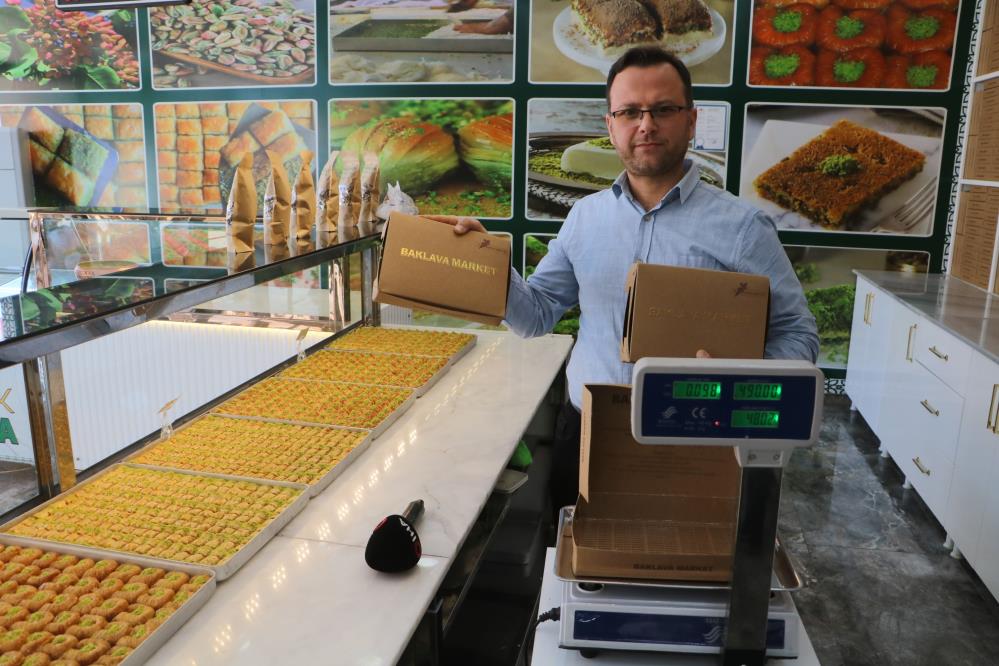 Baklava satışı yapan firma kutu darası tartışmasına 21 şubesine astığı pankartla son verdi