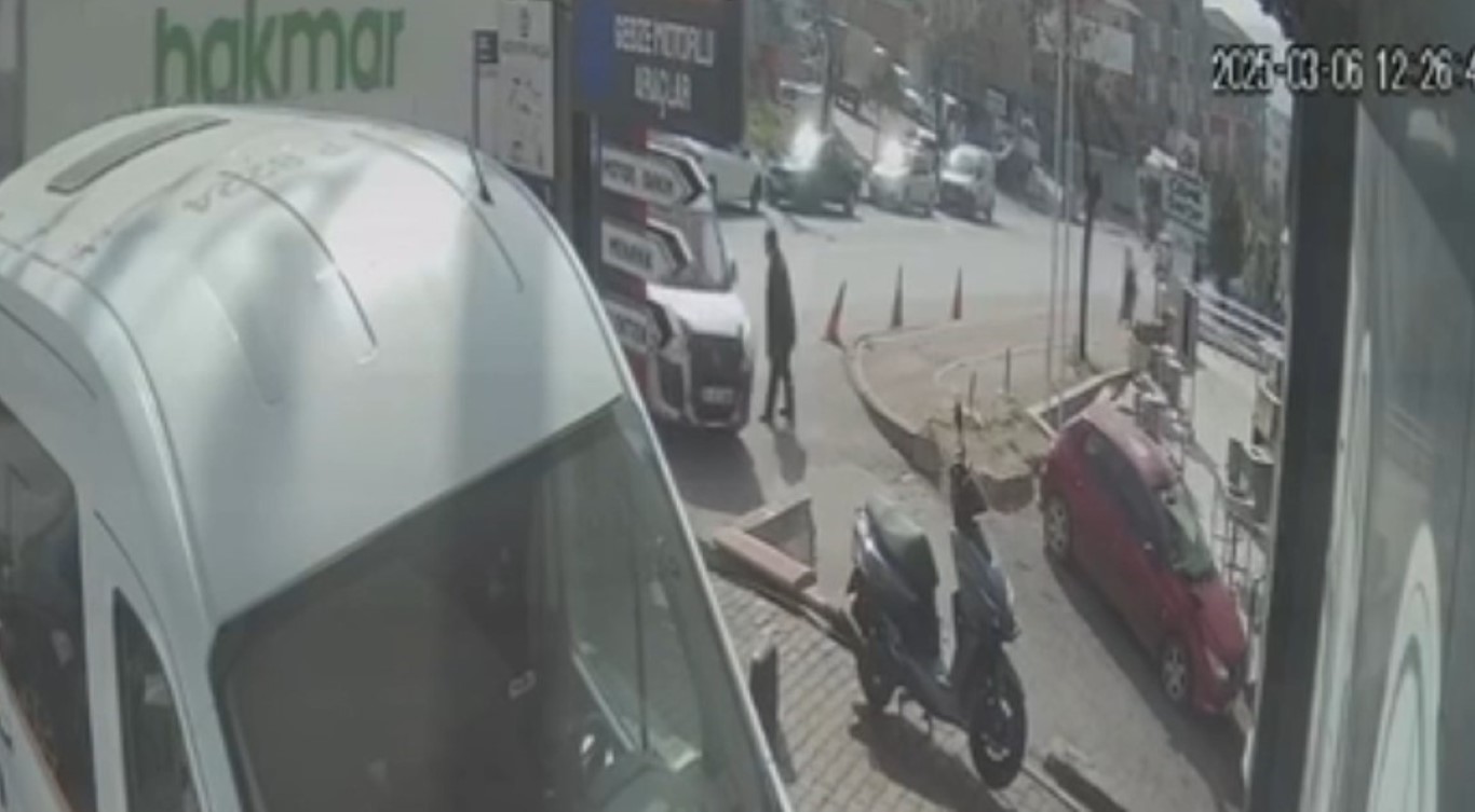 Kazada savrulan hafif ticari araç yayaya çarptı: 1 ölü