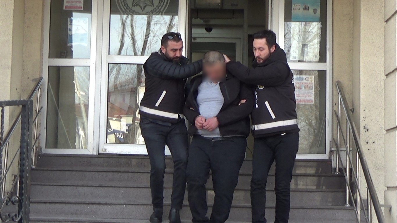 Okul müdürünü bıçaklayan bipolar hastasının annesi ilk kez konuştu