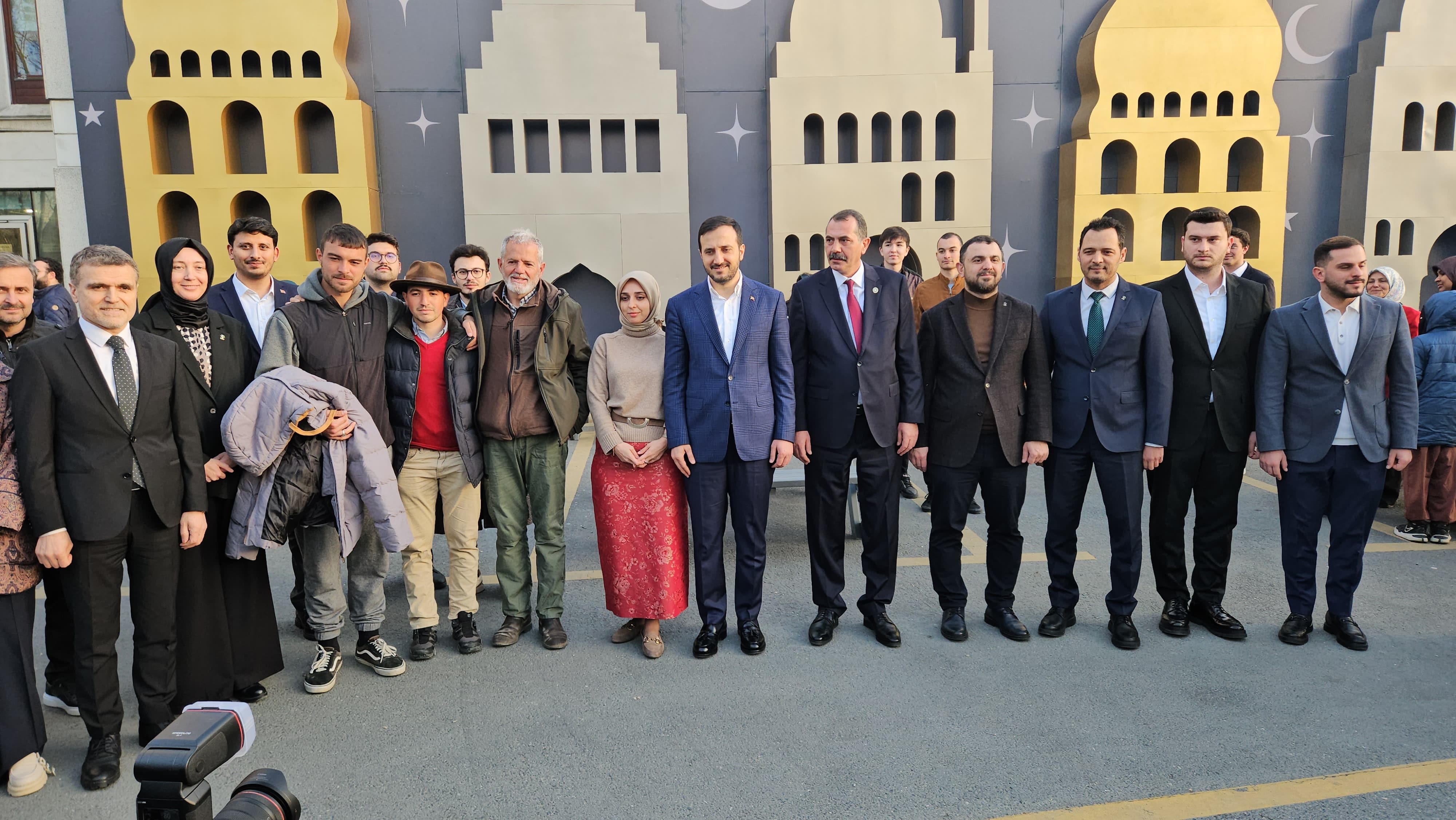 At üstünde Hacca giden Endülüslü Müslümanlar iftarlarını İstanbul’da açtı