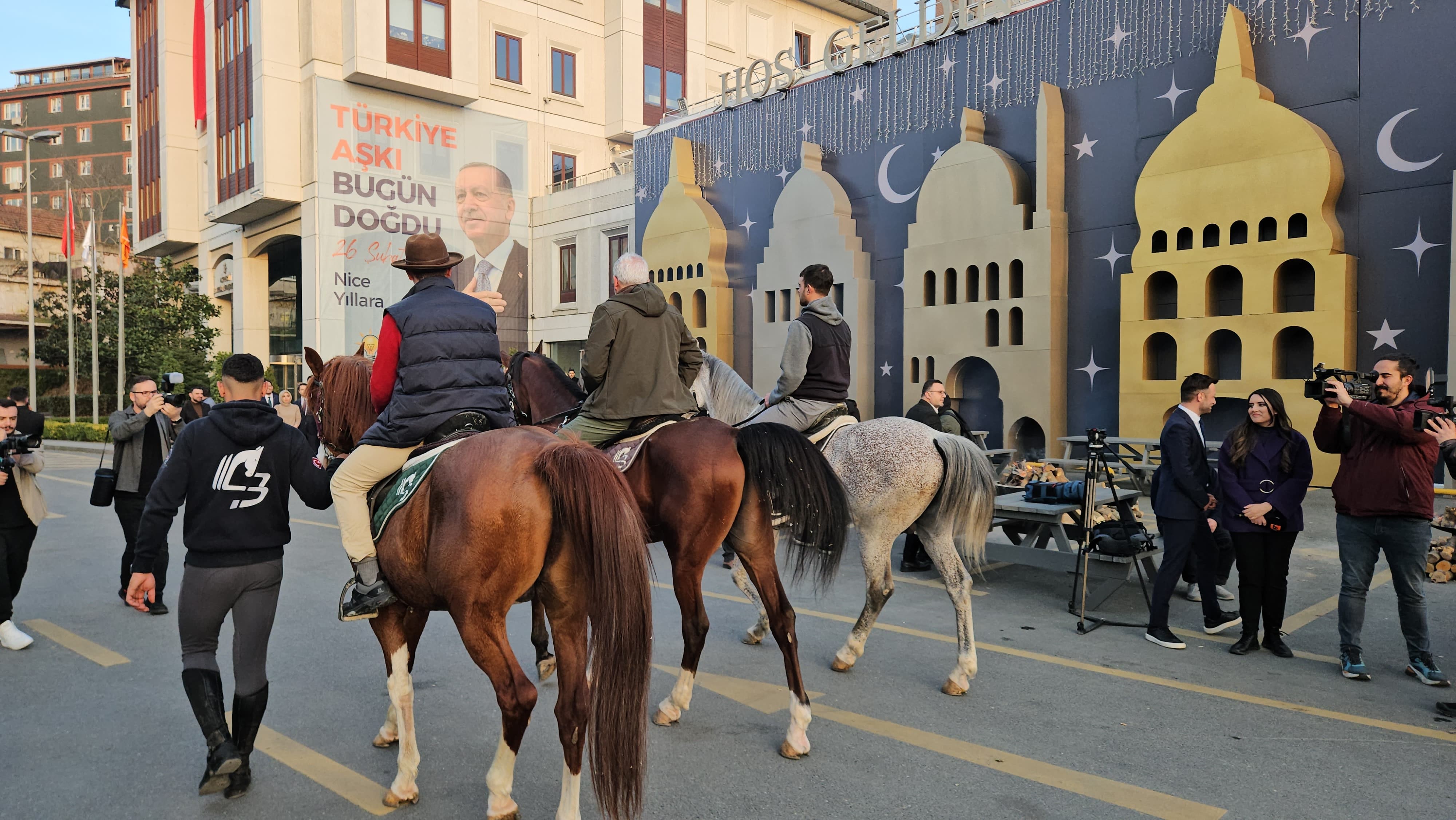 At üstünde Hacca giden Endülüslü Müslümanlar iftarlarını İstanbul’da açtı