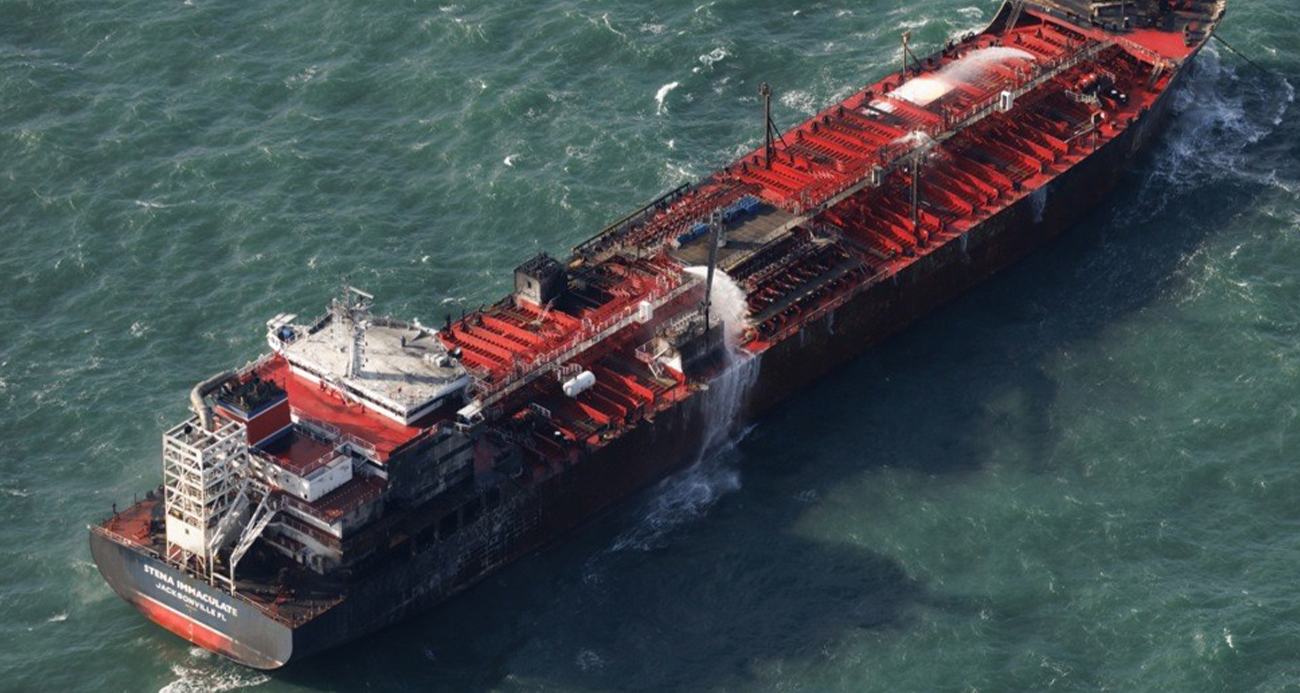 Kuzey Denizi’ndeki petrol tankeri yangını söndürüldü, yük gemisinde yangın devam ediyor