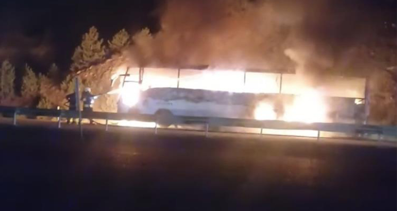 Yolcu otobüsü alev alev yandı