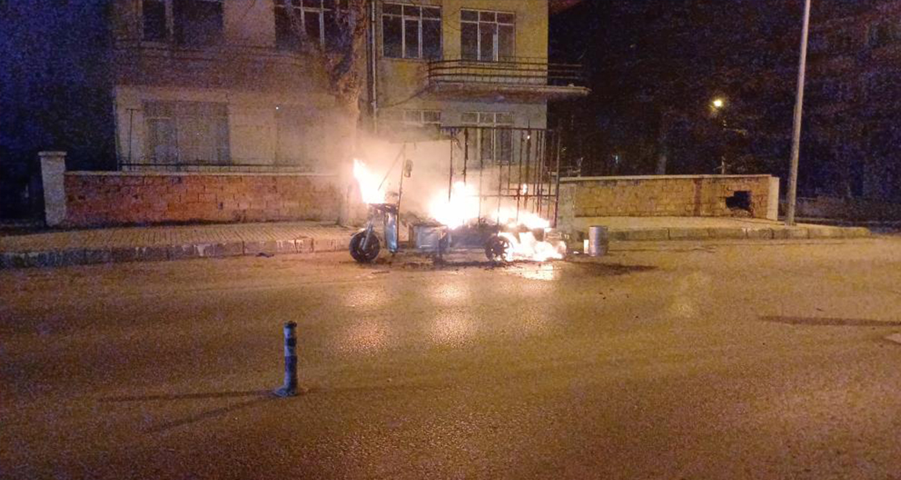 3 tekerlekli kasalı motosiklet alev alev yandı