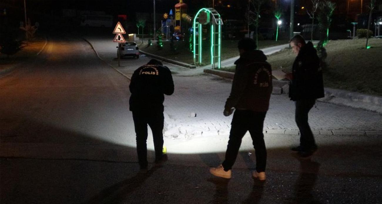 Kaldırımda yürürken yüzüne saçma isabet etti