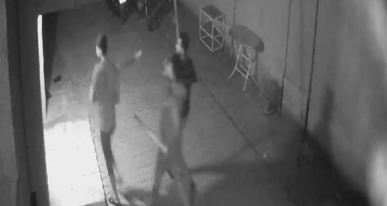 Adana’da ellerinde sopalarla eve saldırıp, bir genci darp ettiler