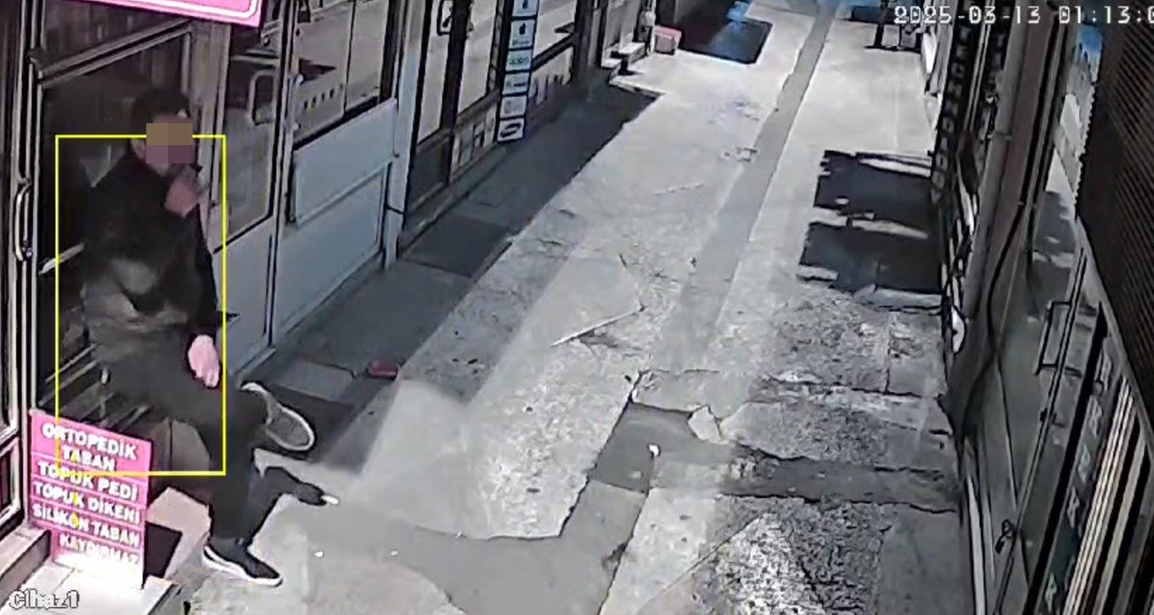 Çekirdek yiyerek, oturarak, gezinerek dinlene dinlene hırsızlık kamerada