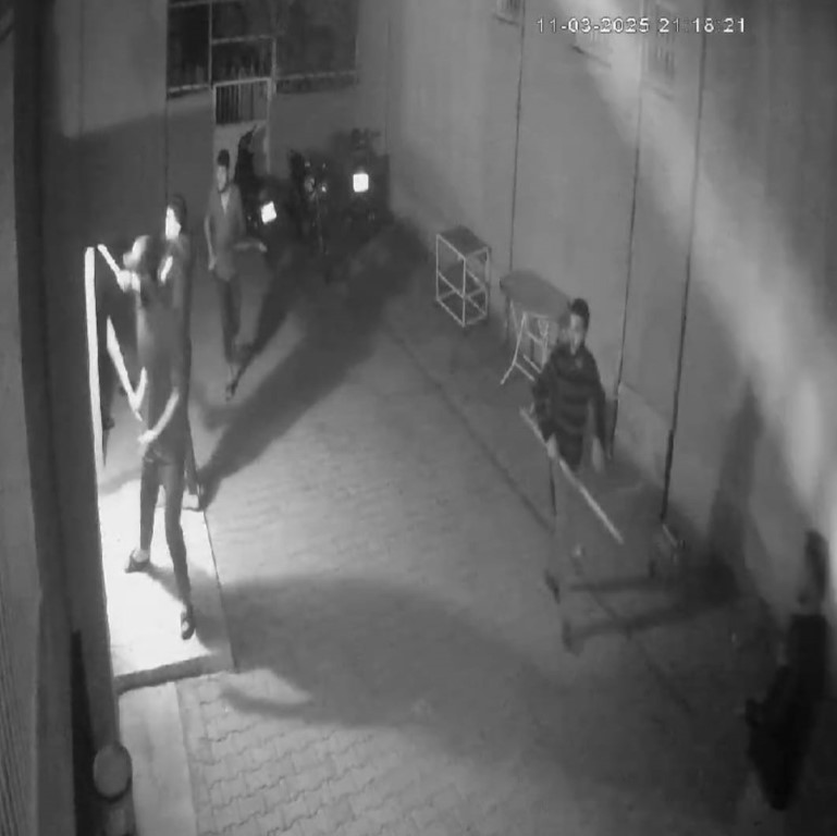 Adana’da ellerinde sopalarla eve saldırıp, bir genci darp ettiler