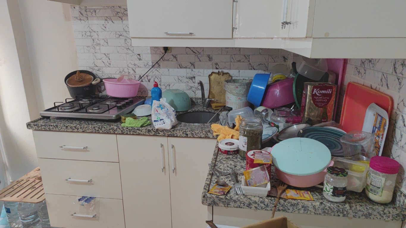 Sultangazi’de yaşlı kadının evinden 6 kamyon çöp çıktı