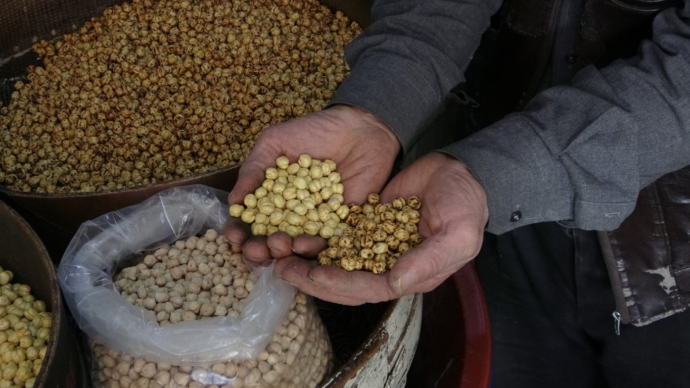 Leblebiye adanmış bir ömür: 66 yıldır babasından öğrendiği yöntemle kavuruyor