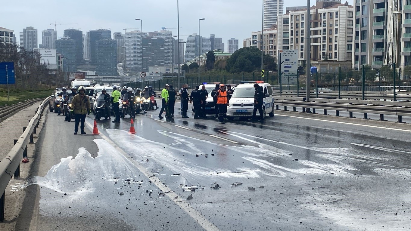 Lüks otomobil alevlere teslim oldu, D-100 karayolu trafiğe kapandı