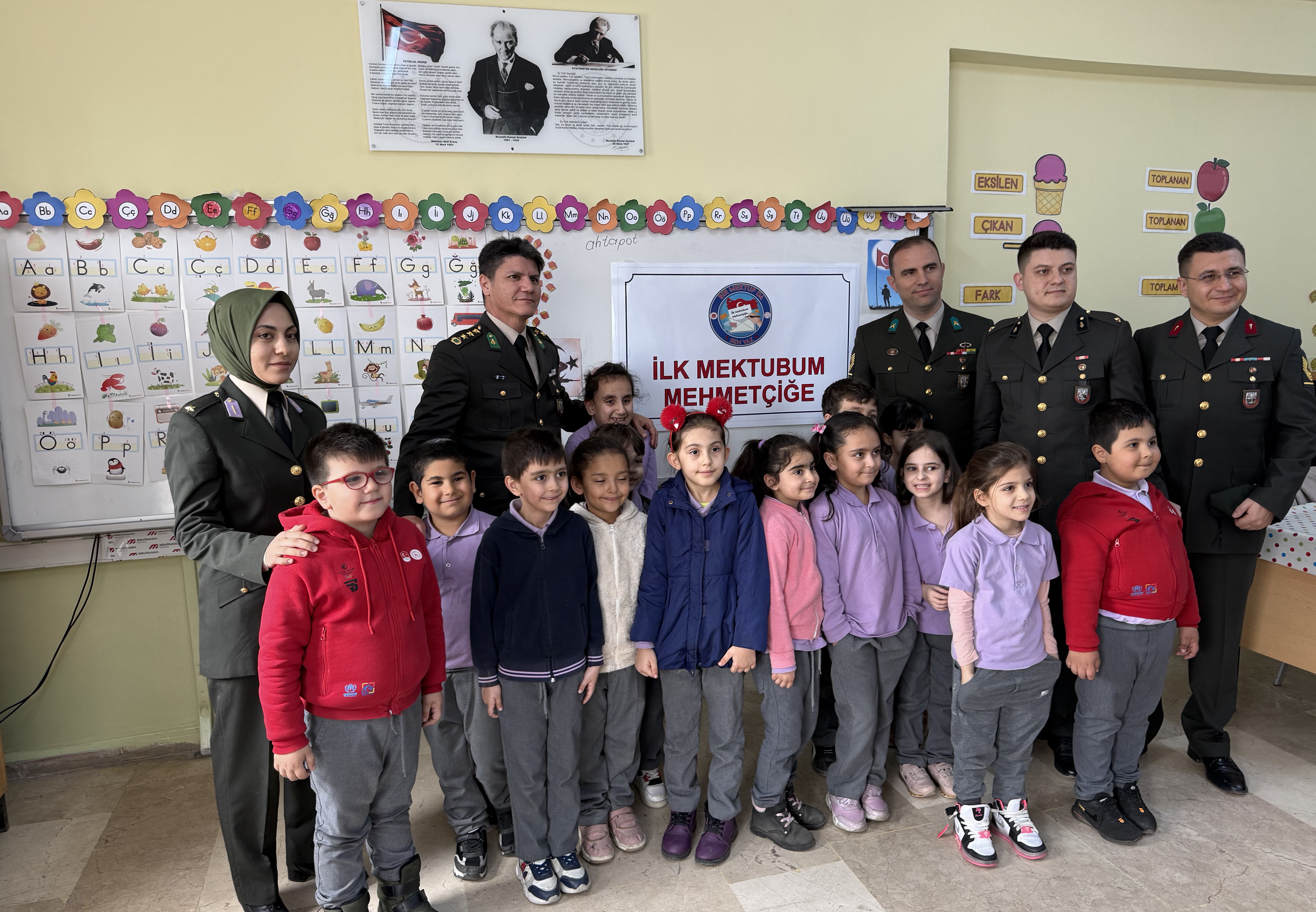 Okuma yazmayı yeni öğrenen minikler ilk mektubunu Mehmetçiğe yazdı