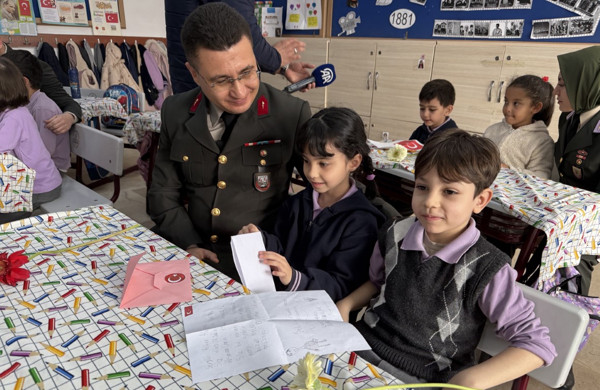 Okuma yazmayı yeni öğrenen minikler ilk mektubunu Mehmetçiğe yazdı