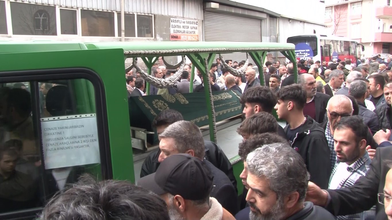 Sancaktepe’de halı sahada fenalaşan 17 yaşındaki genç hayatını kaybetti