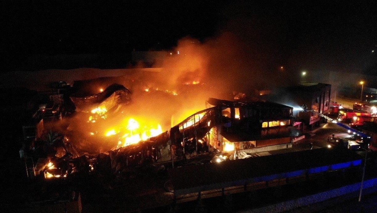 Çorum’daki fabrika yangını havadan görüntülendi