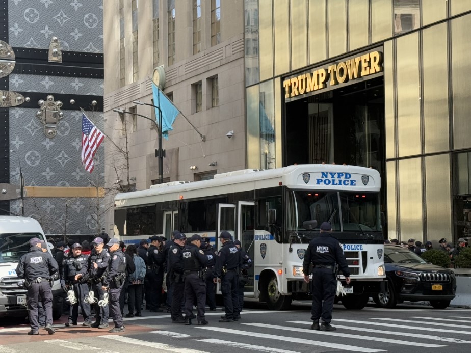 Yahudi protestocular Trump Tower'ı işgal etti: 98 gözaltı