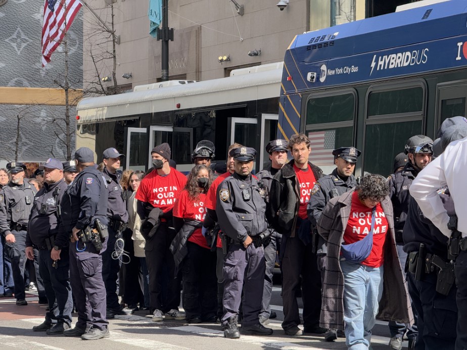 Yahudi protestocular Trump Tower'ı işgal etti: 98 gözaltı