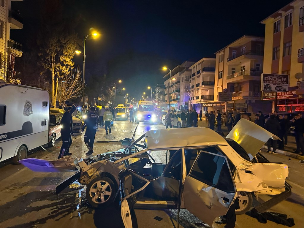 Fiat Tofaş otomobil, park halindeki araçlara çarpıp hurdaya döndü: 1’i ağır 2 yaralı