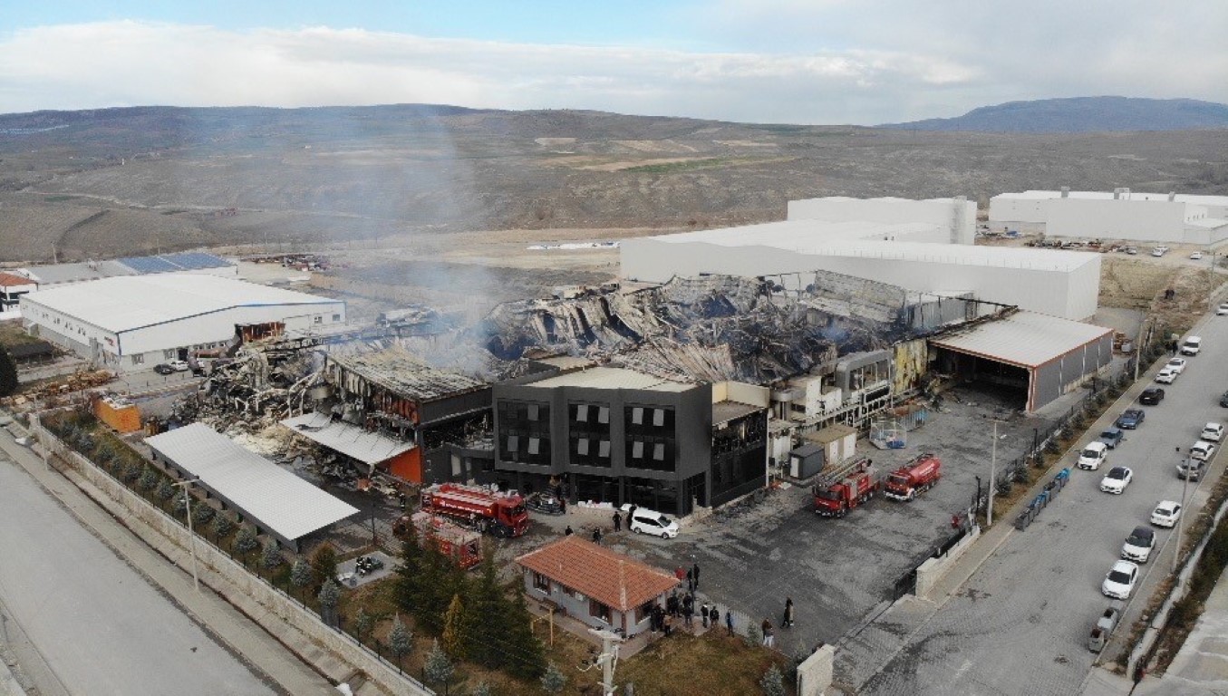 Çorum’da alev alev yanan fabrikadan geriye enkaz kaldı