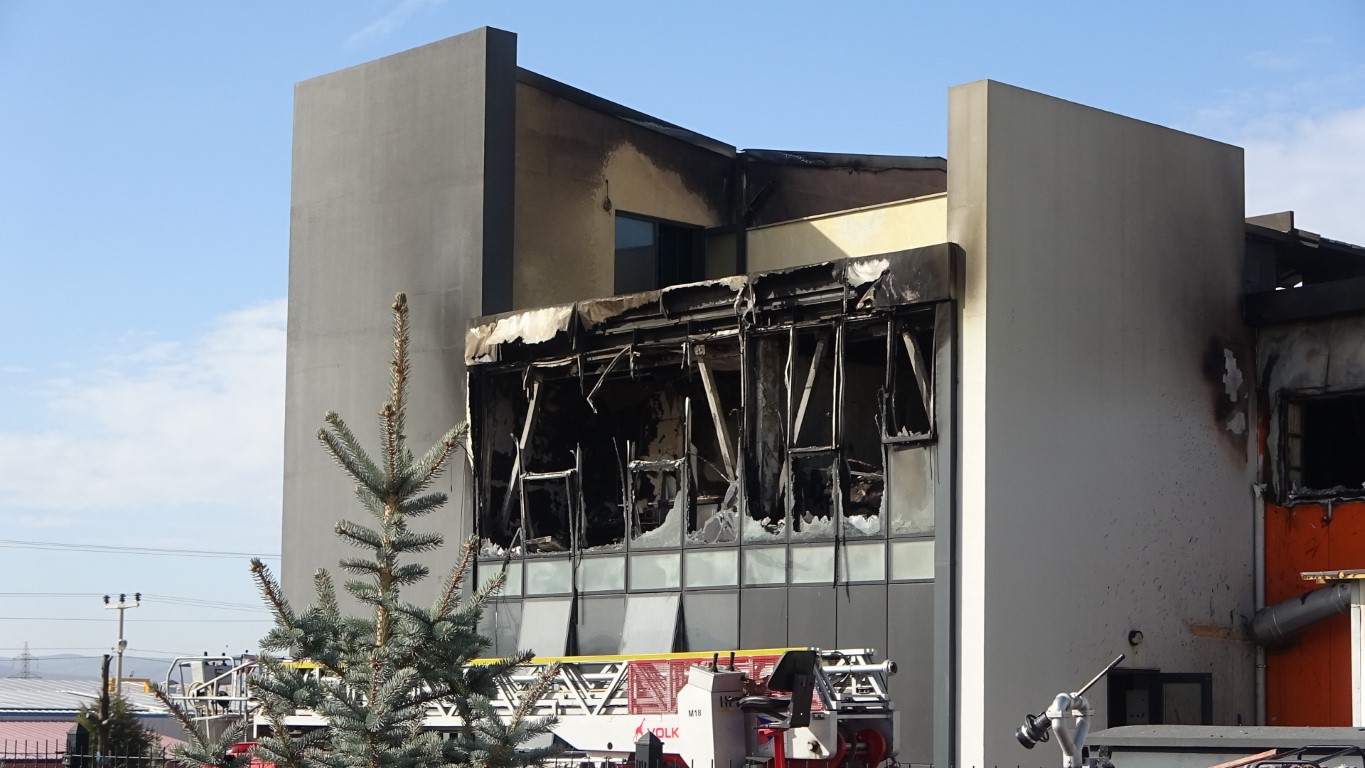 Çorum’da alev alev yanan fabrikadan geriye enkaz kaldı