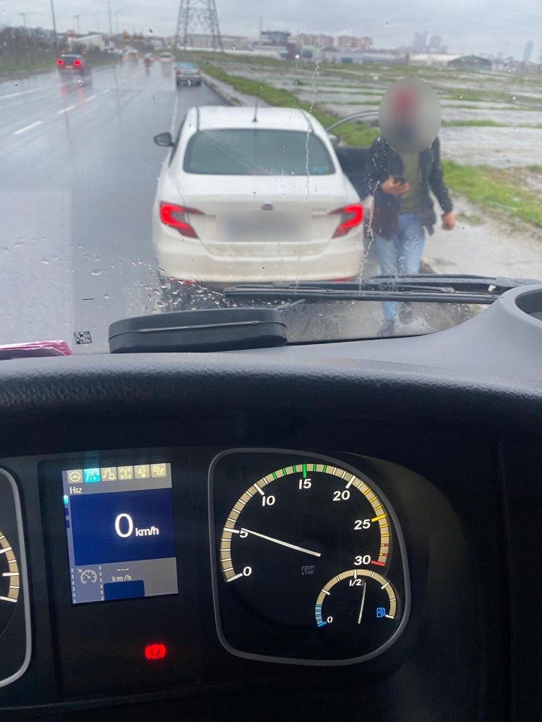 Esenyurt’ta ilginç soygun: Polis olduklarını söyleyerek 1.7 milyon liralık top kumaş gasp ettiler