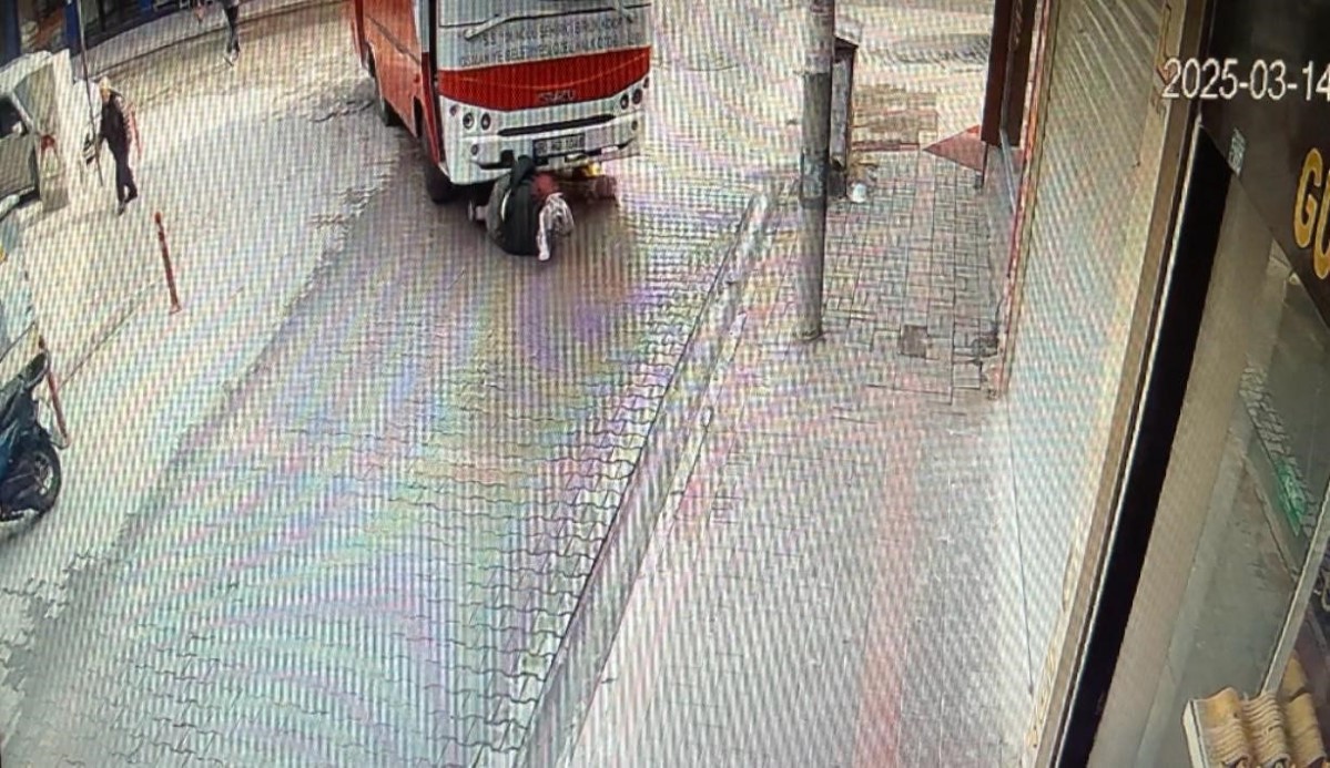 Dönüş yapan özel halk otobüsünün altında kalan kadın yaralandı