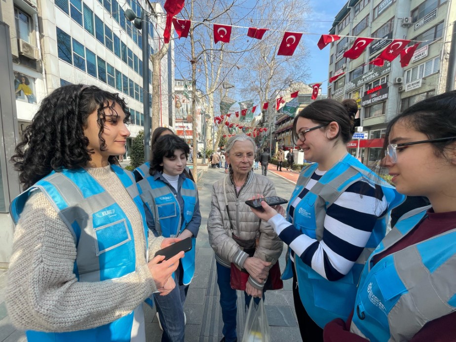 Sokak sokak iyiliğin peşinden koşuyor, küsleri barıştırıp, camileri temizliyorlar