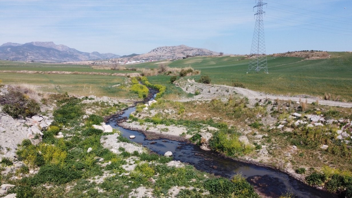 Dere yatakları siyah aktı, mahalle sakinleri kirliliğe tepki gösterdi