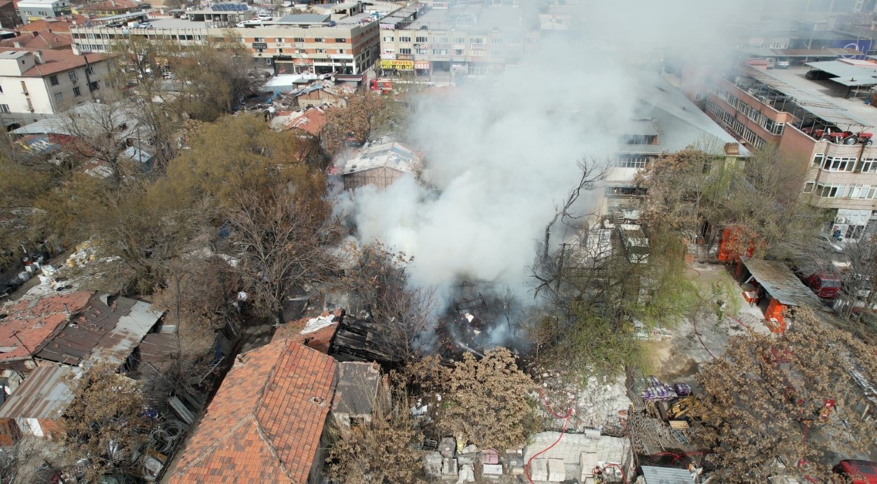 Başkentte hurda kağıt istiflenen metruk bina alev alev yandı