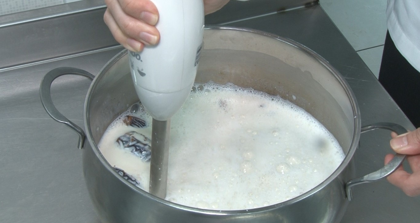 Şeflerden Ramazan’a özel ’şeker ilavesiz hurmalı muhallebi’ tarifi