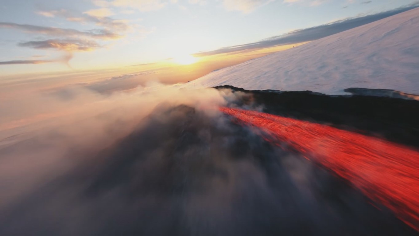 Etna Yanardağı patlarken kayak yaptı