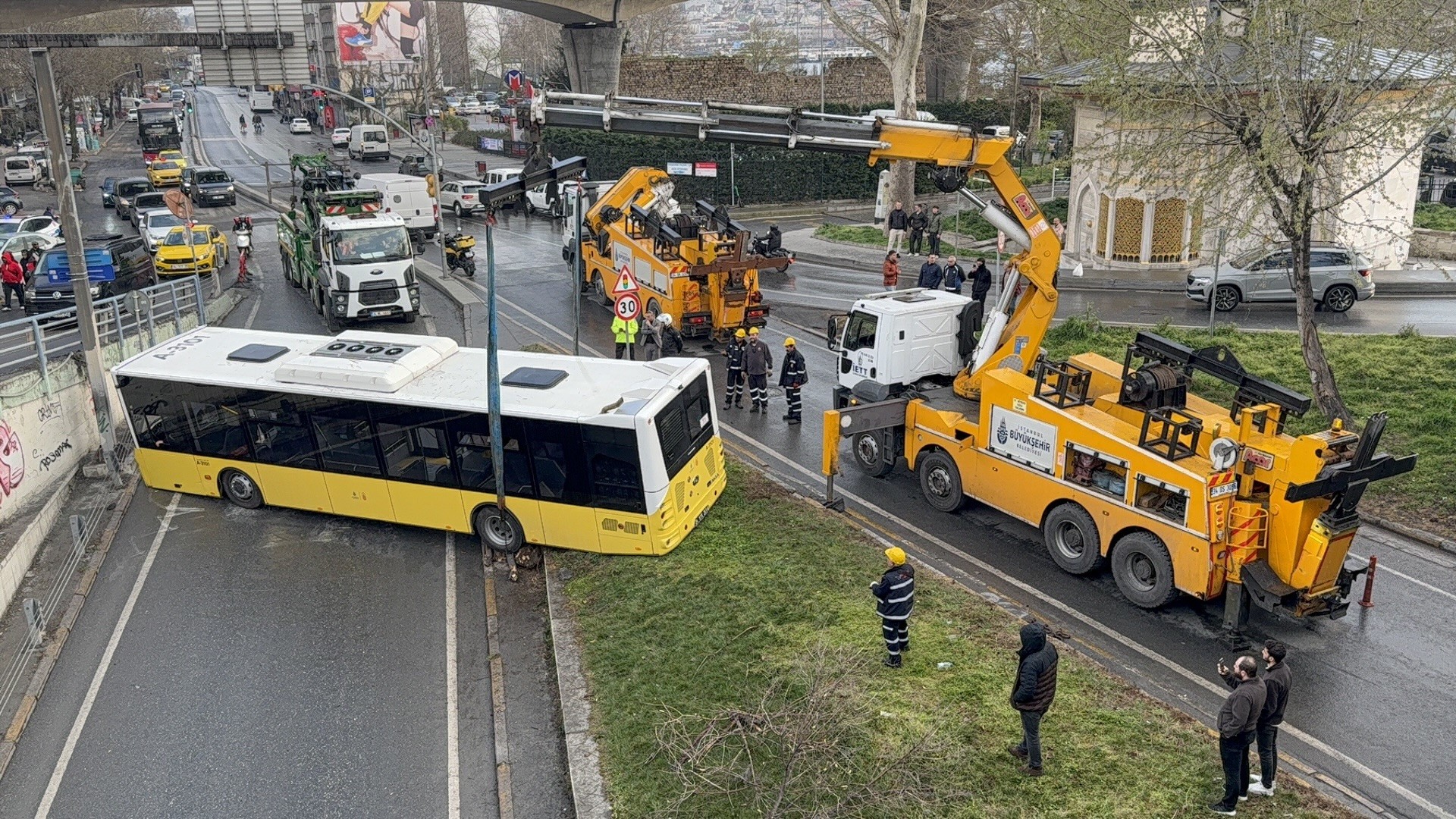 Beyoğlu'nda İETT otobüsü kaza yaptı, yol 2,5 saat kapalı kaldı