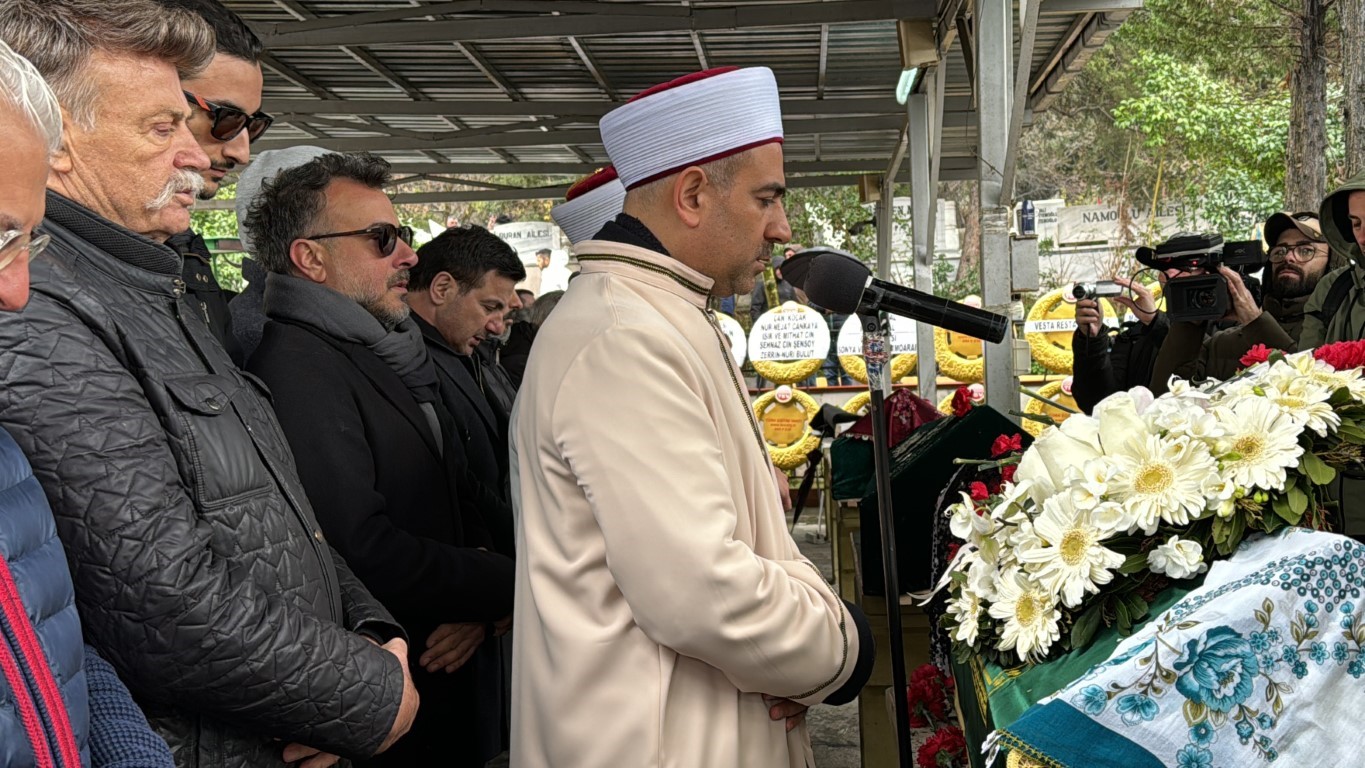 Hayatını kaybeden sanatçı Tanyeli son yolculuğuna uğurlandı