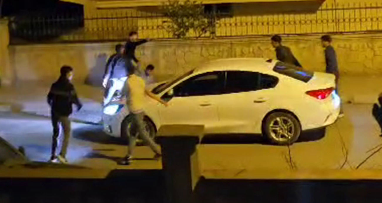Arabayla gelip, tekme tokat birbirlerine girdiler
