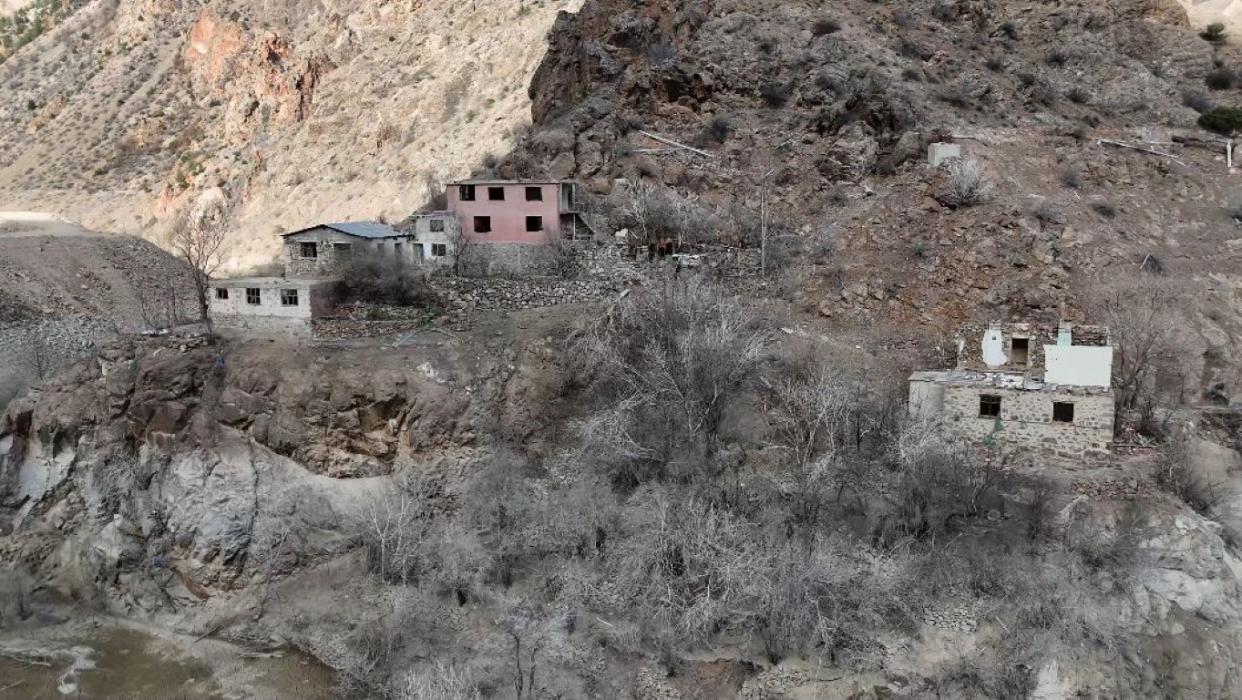 Artvin’deki Yusufeli Barajı’nın suları çekildi, asırlık köy ortaya çıktı