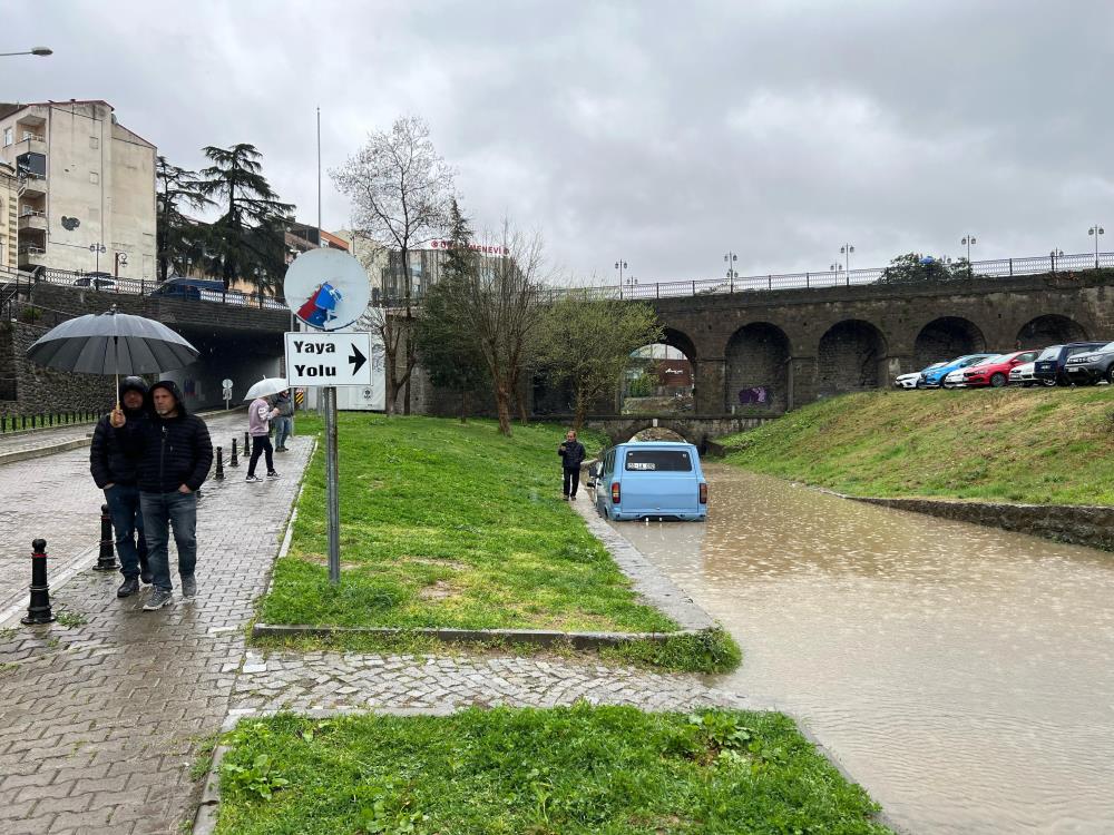 Trabzon’da şiddetli yağış sonrası göle dönen yolda araçlar su altında kaldı