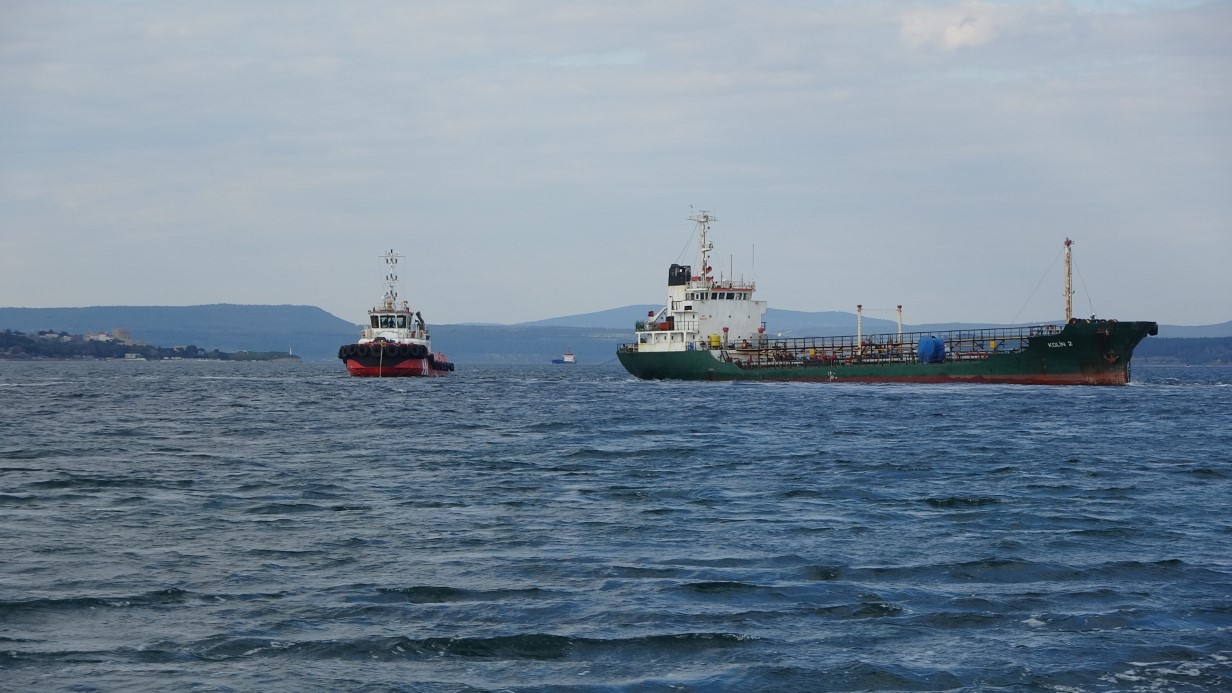 Çanakkale Boğazı’nda karaya oturan tanker kurtarıldı