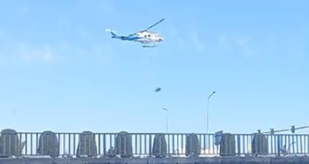 Trabzon’un Vakfıkebir ilçesinde sahil yolu kenarına iniş yapan helikopter korkuttu