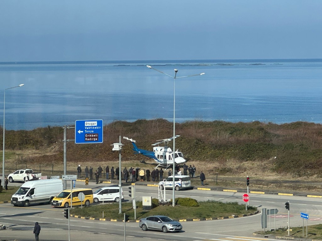 Trabzon’un Vakfıkebir ilçesinde sahil yolu kenarına iniş yapan helikopter korkuttu