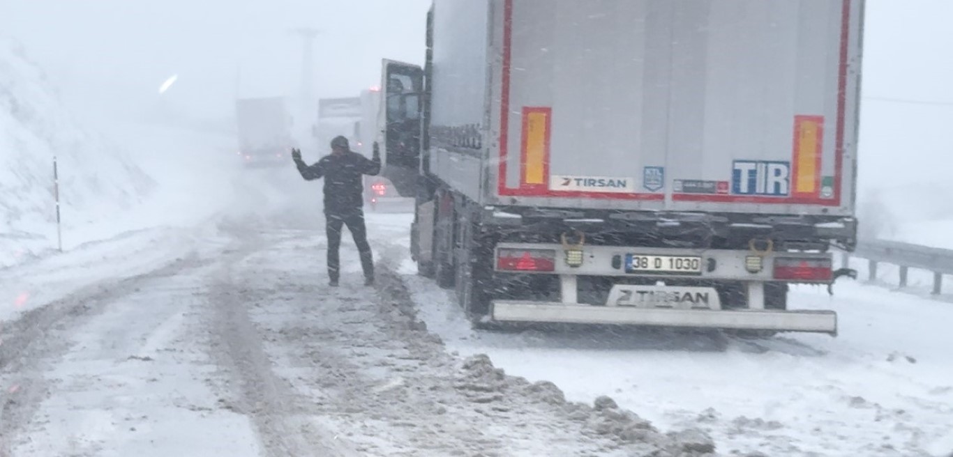 Kayseri ve Sivas'ta yollarda yüzlerce araç mahsur kaldı