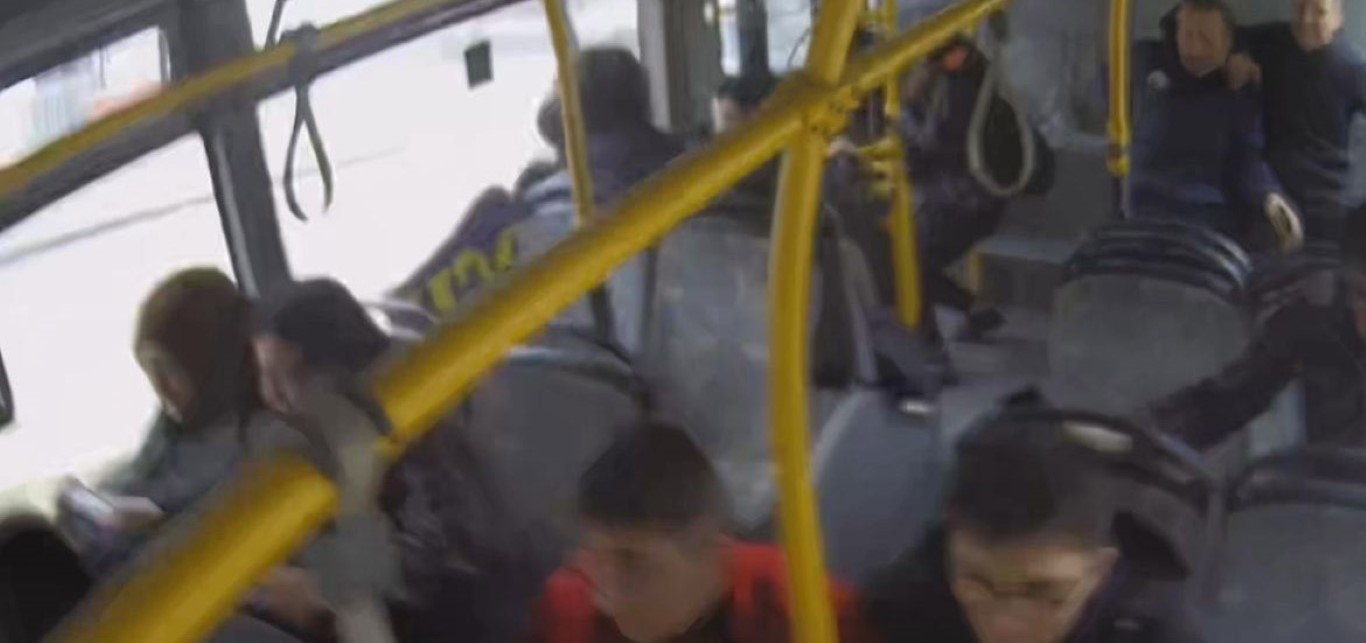 Belediye otobüsünde çığlık çığlığa dehşet anları kamerada...11 yaralı