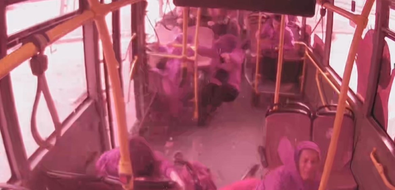 Belediye otobüsünde çığlık çığlığa dehşet anları kamerada...11 yaralı