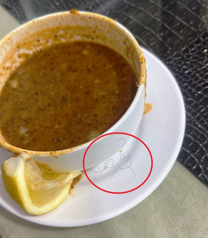 Müşteriden mide bulandıran hareket: İçtiği çorbanın parasını ödememek için tabağa kıl koydu