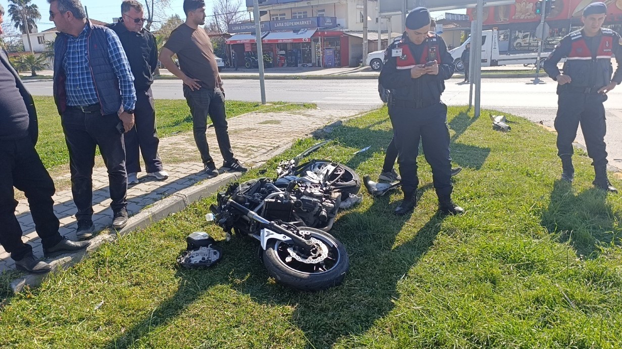 Kırmızı ışık ihlali yapan motosiklet kamyonetle çarpıştı: 1’i ağır, 2 yaralı