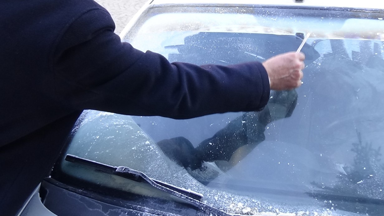 Kars eksi 10’u gördü, araçların camları dondu