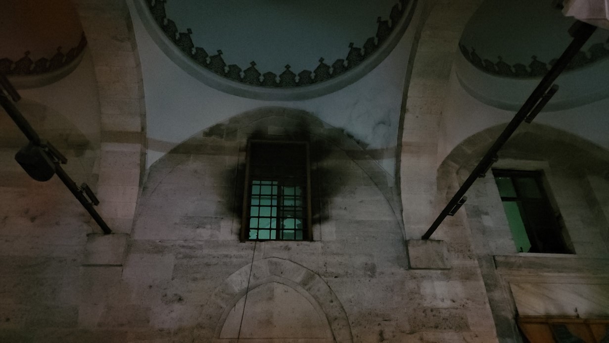 Beyoğlu’nda tarihi camide çıkan yangın korkuttu