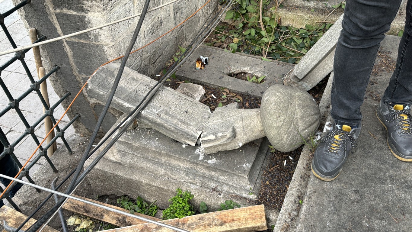 İBB protestocuları ecdat yadigarı Şehzadebaşı Camii'ni tahrip etti