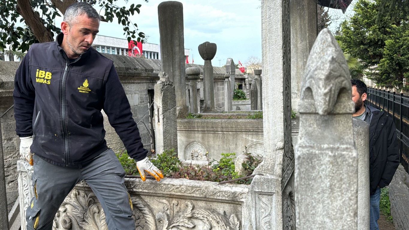 İBB protestocuları ecdat yadigarı Şehzade Camii’ni tahrip etti